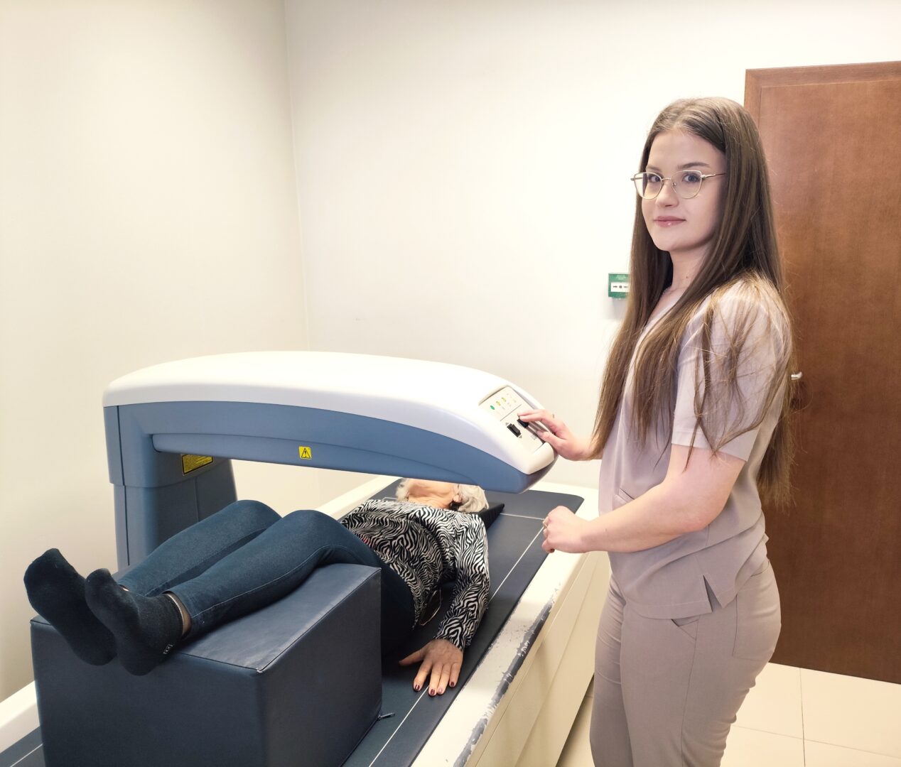 Osteoporoza – cicha złodziejka kości. Kiedy warto sprawdzić ich stan?